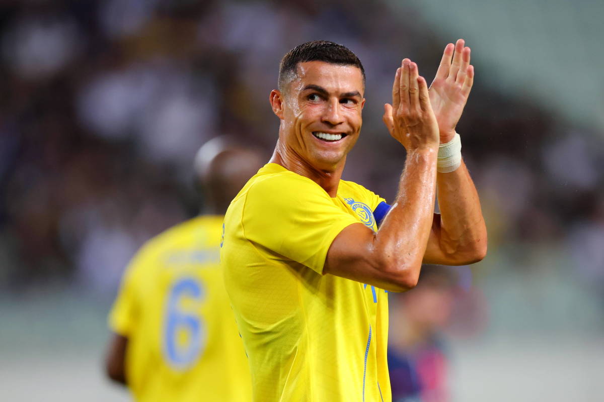 Cristiano Ronaldo sonriendo y aplaudiendo