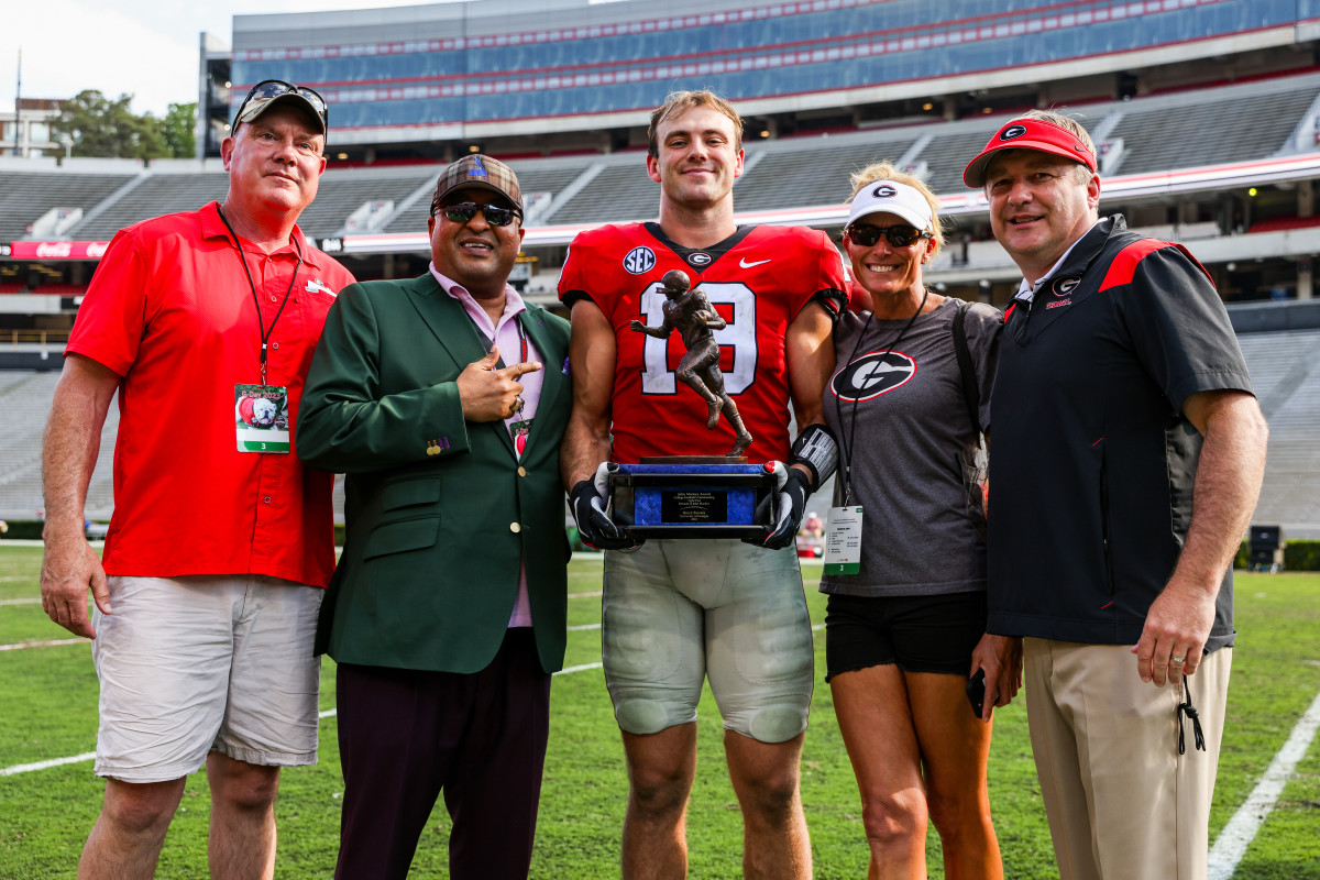 Georgia tight end Brock Bowers (19) receives the Mackey Award during Georgia’s annual G-Day scrimmage on Dooley Field at Sanford Stadium in Athens, Ga., on Saturday, April 15, 2023. (Tony Walsh/UGAAA)