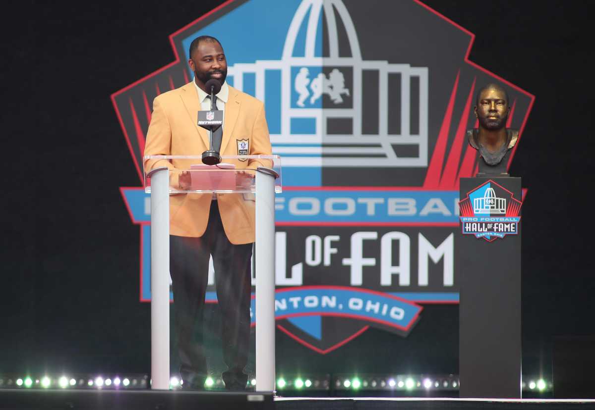 Darrelle Revis gives his speech while being inducted into the Pro Football Hall of Fame.