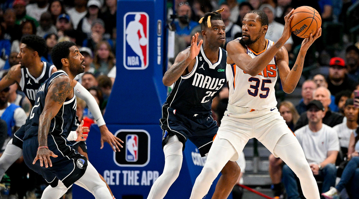 Kevin Durant posts up in the paint against the Mavericks.