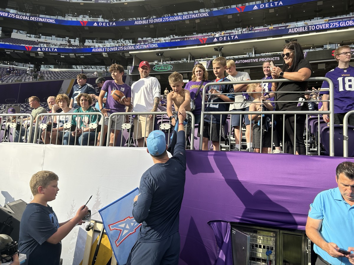 Titans quarterback Ryan Tannehill signs a No. 17 jersey for a young fan, making his day. (AllTitans.com photo by Tom Brew)