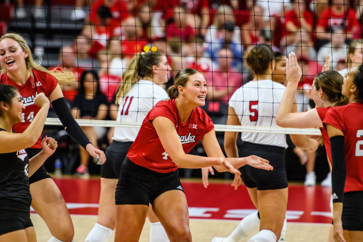 21_Maggie Mendelson_RedWhite VB