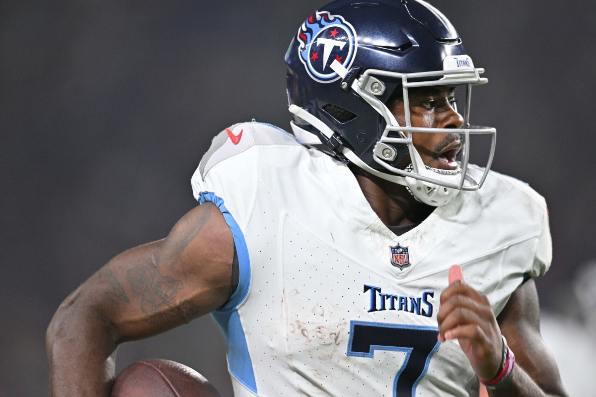 Tennessee Titans quarterback Malik Willis (7) runs with the ball against the Minnesota Vikings during the third quarter at U.S. Bank Stadium. 