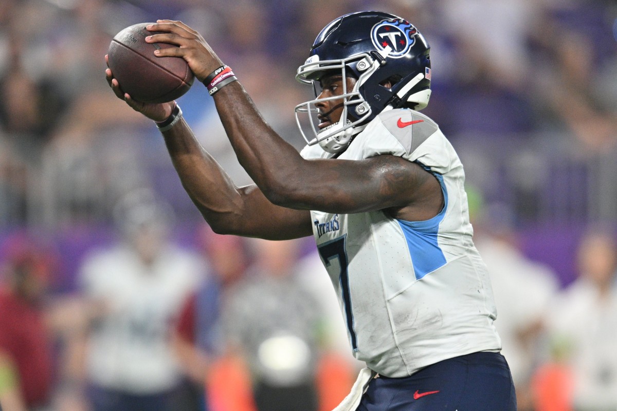 Tennessee Titans quarterback Malik Willis (7) takes the snap during the fourth quarter against the Minnesota Vikings at U.S. Bank Stadium.