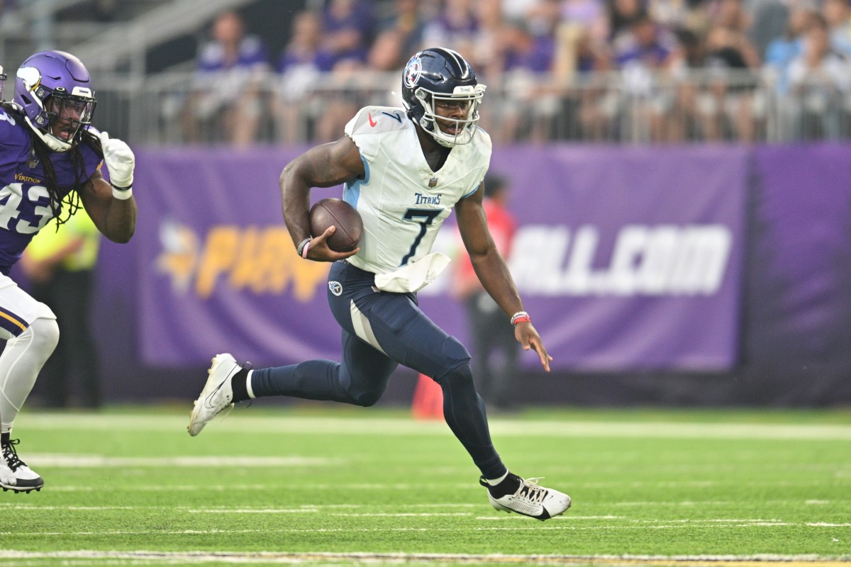 Tennessee Titans quarterback Malik Willis (7) runs with the ball as Minnesota Vikings linebacker Luiji Vilain (43) chases during the first quarter at U.S. Bank Stadium.