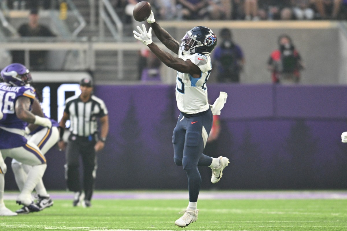 Tennessee Titans tight end Chigoziem Okonkwo (85) reaches for a pass during the first quarter against the Minnesota Vikings at U.S. Bank Stadium.
