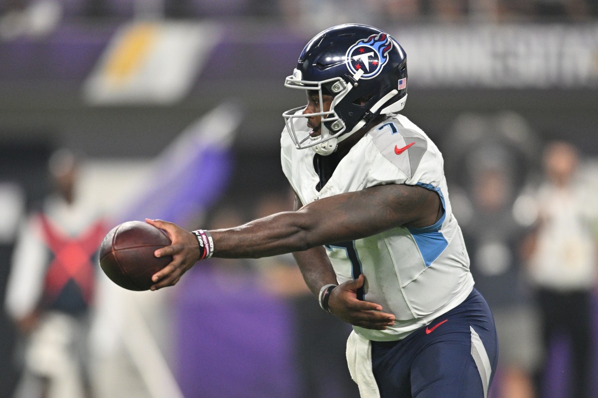 Tennessee Titans quarterback Malik Willis (7) looks to hand off the ball against the Minnesota Vikings during the second quarter at U.S. Bank Stadium.
