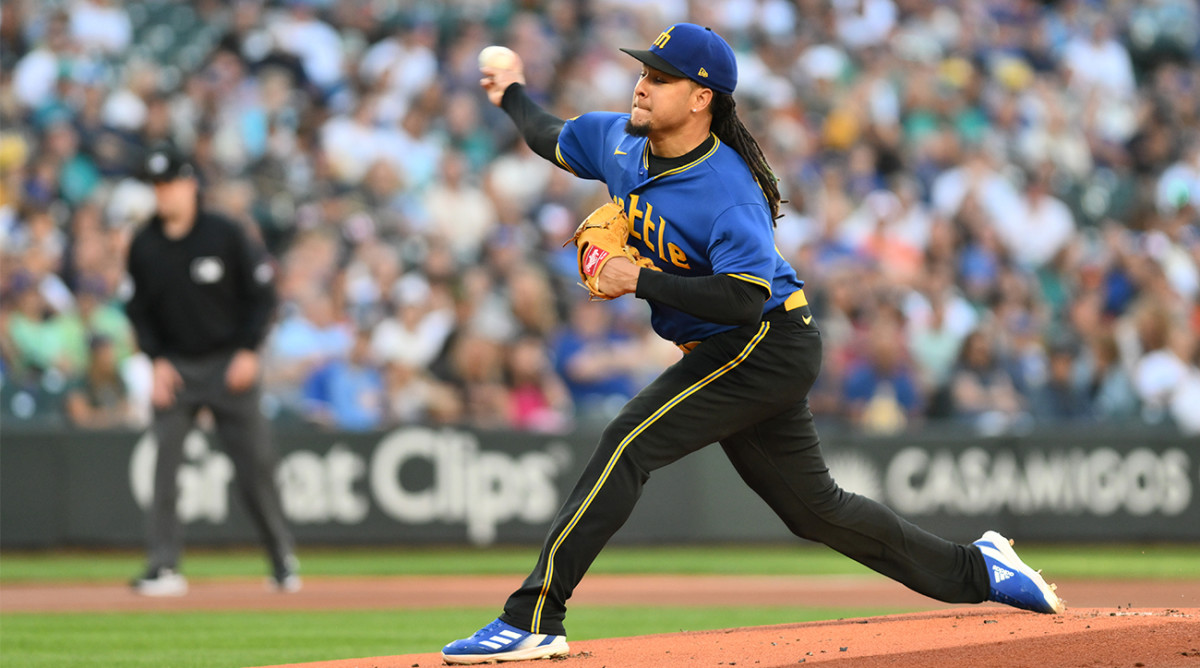 Mariners’ Luis Castrillo releases a pitch.