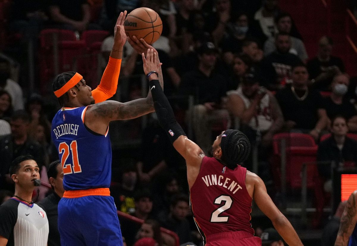 Reddish (21) in his time with the Knicks, shooting over now-teammate Gabe Vincent (2).