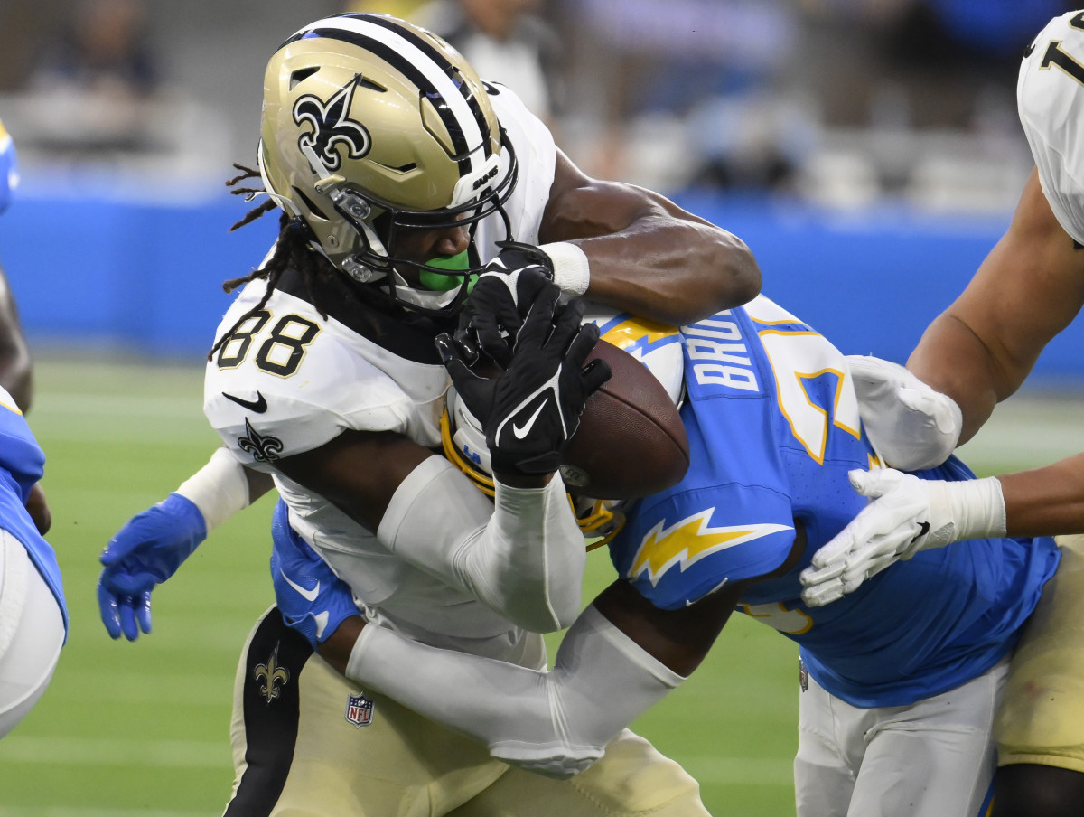 New Orleans Saints tightened Shaq Davis catches a pass over Los Angeles Chargers cornerback Cam Brown