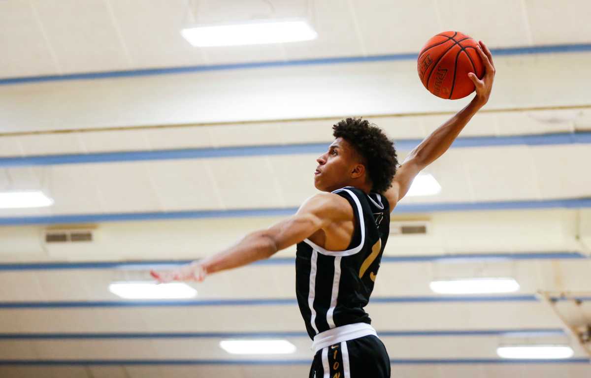 Tennessee G Cameron Carr in high school going up for a dunk on December 8, 2022, in Springfield, Missouri. (Photo by Nathan Papes of the Springfield News-Leader)