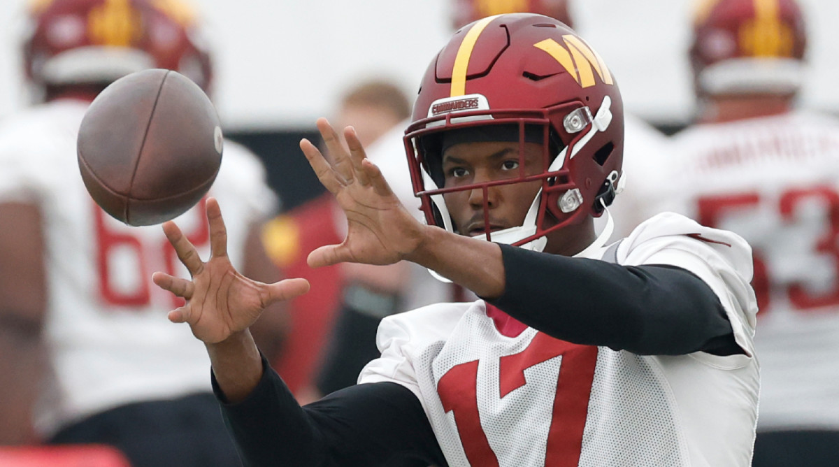 Commanders receiver Terry McLaurin catches a pass during practice.