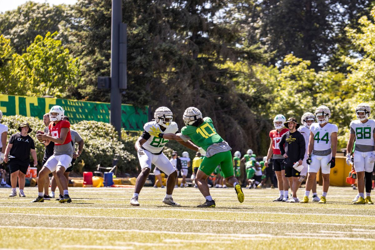 Matayo Uiagalelei performs a one-on-one pass rush drill against tight end Travis Brashear.