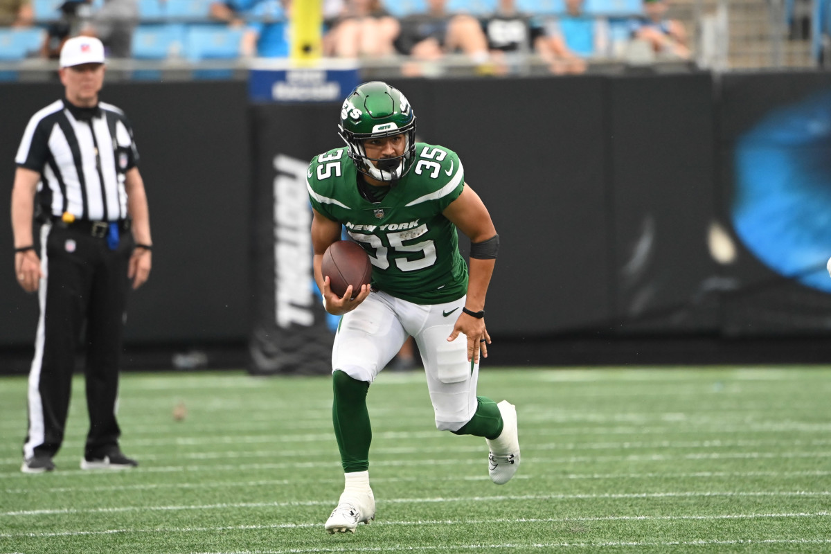 Jets' RB Travis Dye (35) runs with the ball in Carolina