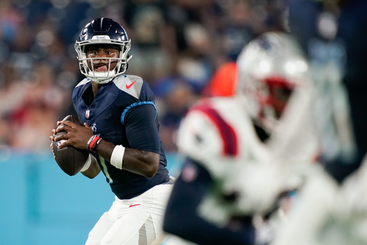 Tennessee Titans quarterback Malik Willis (7) looks for a receiver during the second quarter against the New England Patriots at Nissan Stadium.