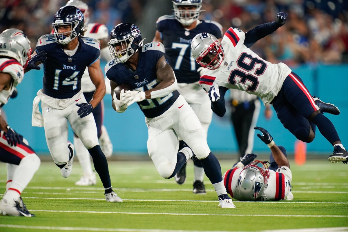 Tennessee Titans running back Julius Chestnut (36) runs for a first down against the New England Patriots.