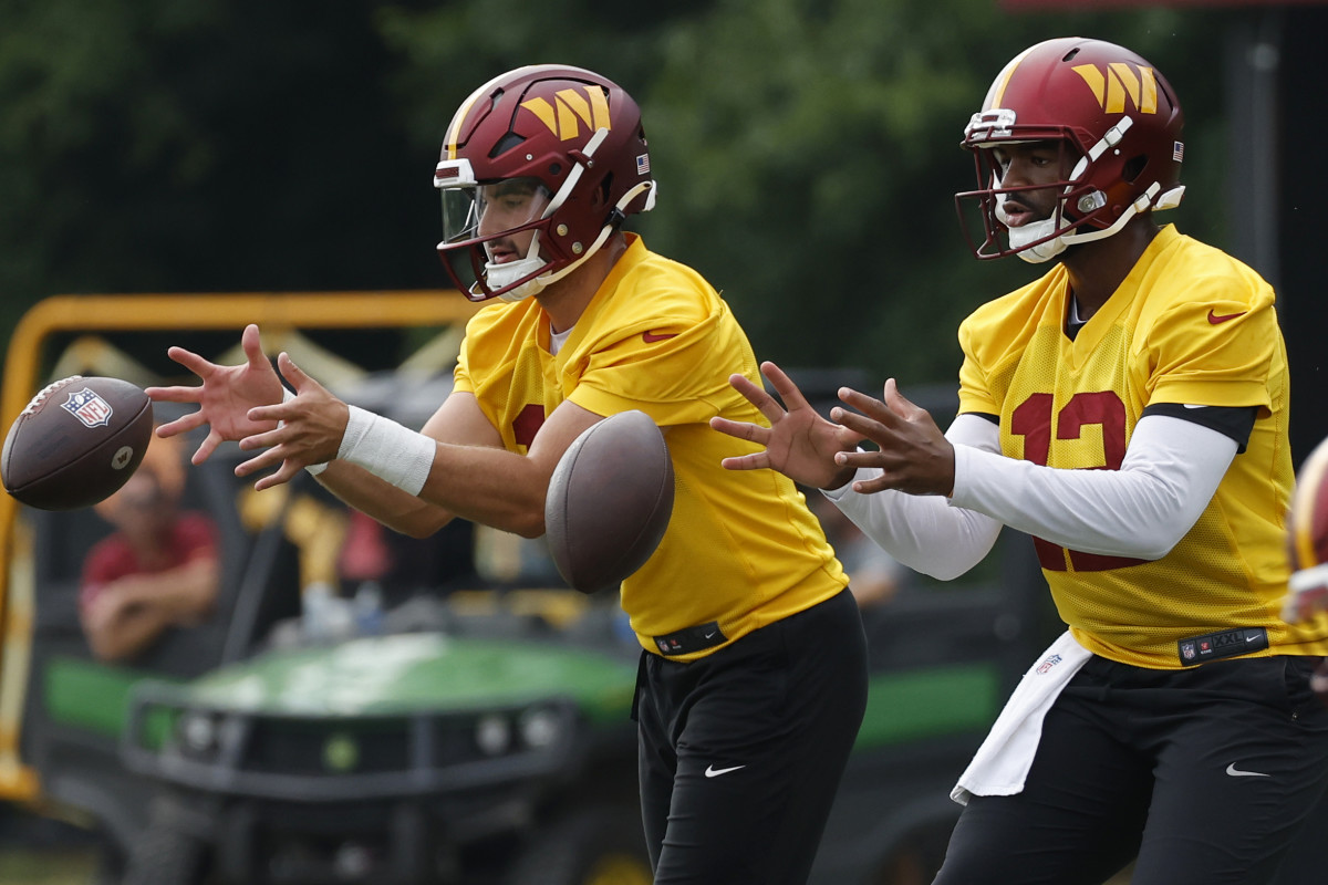 Sam Howell and Jacoby Brissett take snaps side by side