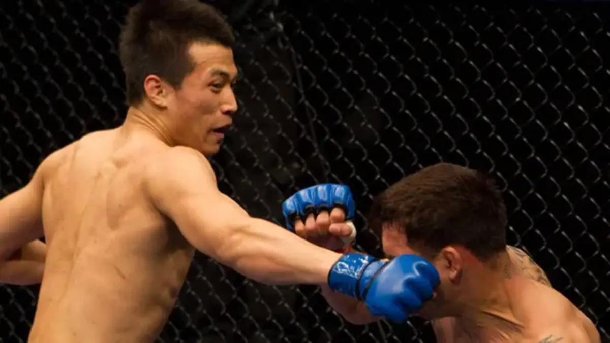 Chan Sung Jung fighting Leonard Garcia in the WEC.