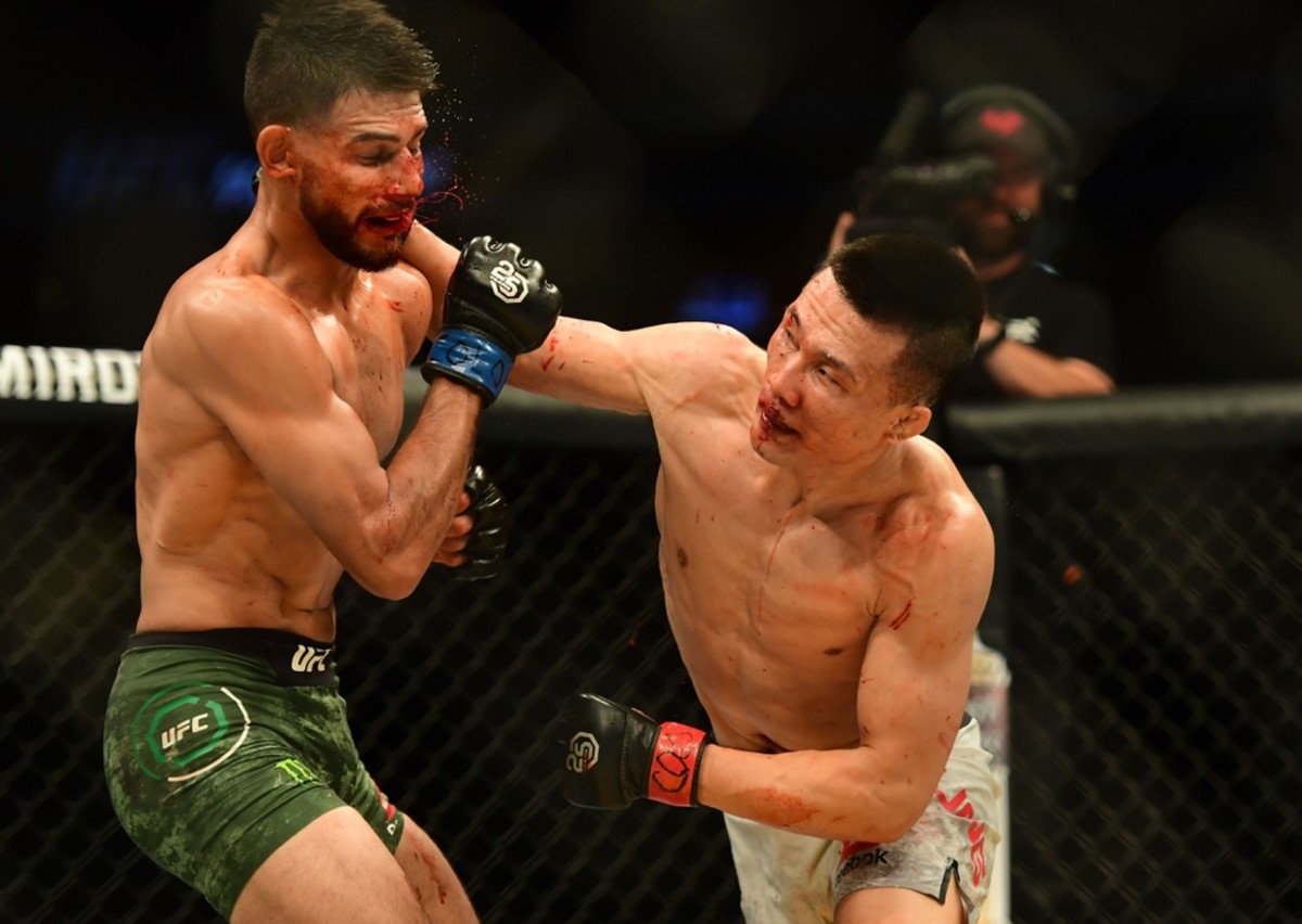 Chan Sung Jung fighting Yair Rodriguez.
