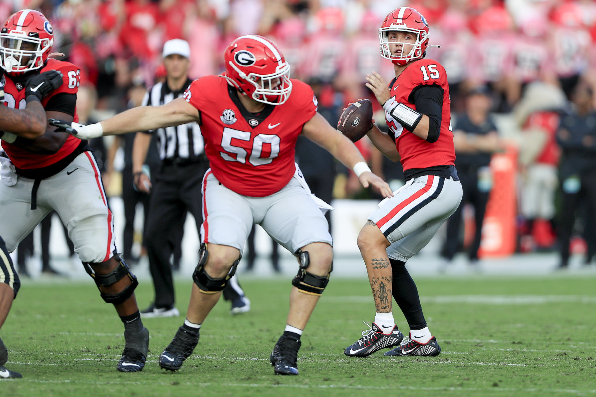 Georgia QB Carson Beck drops back to pass.