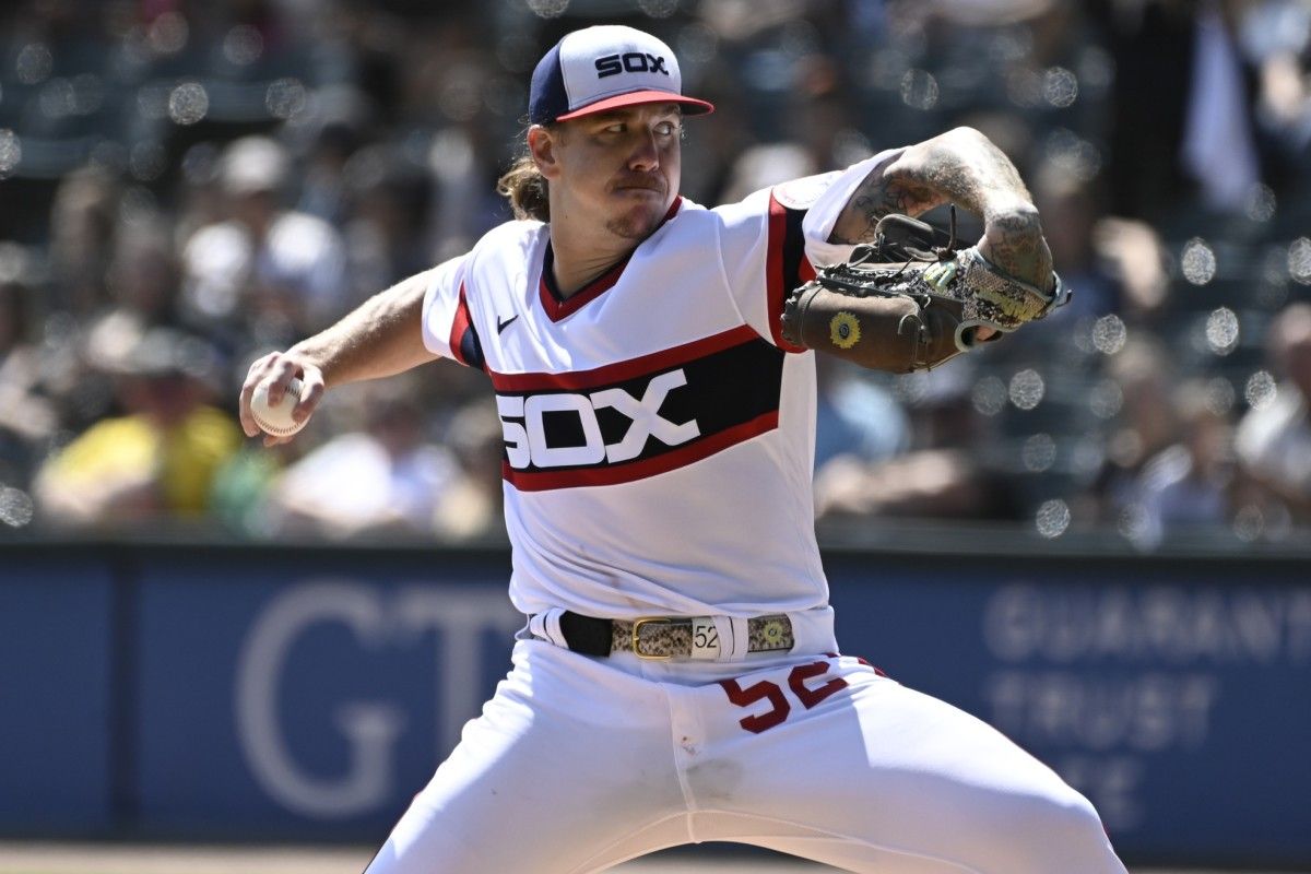 Chicago White Sox right-hander Mike Clevinger (52) pitches against the Oakland Athletics at Guaranteed Rate Field.