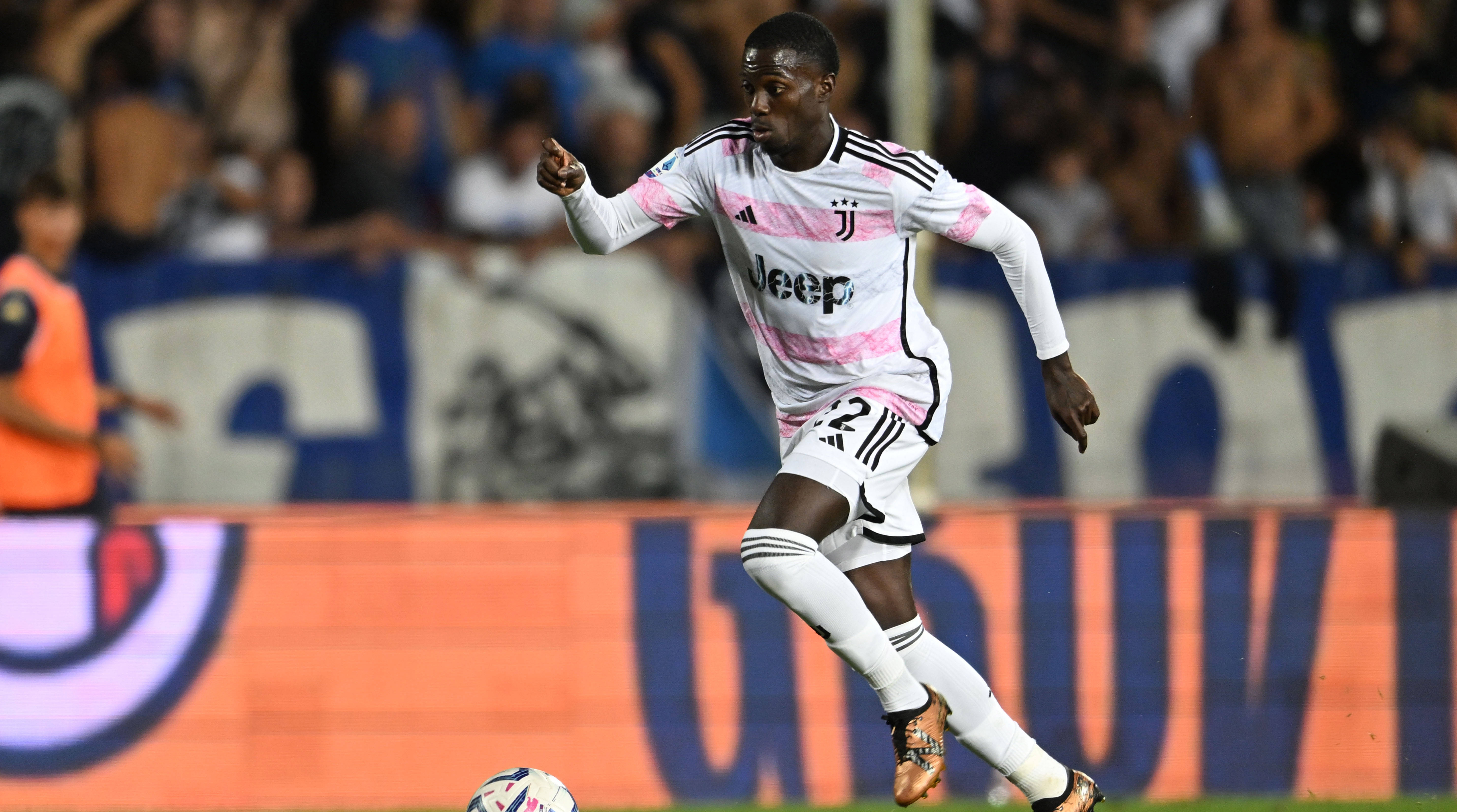 Tim Weah looks for a passing lane with Juventus.