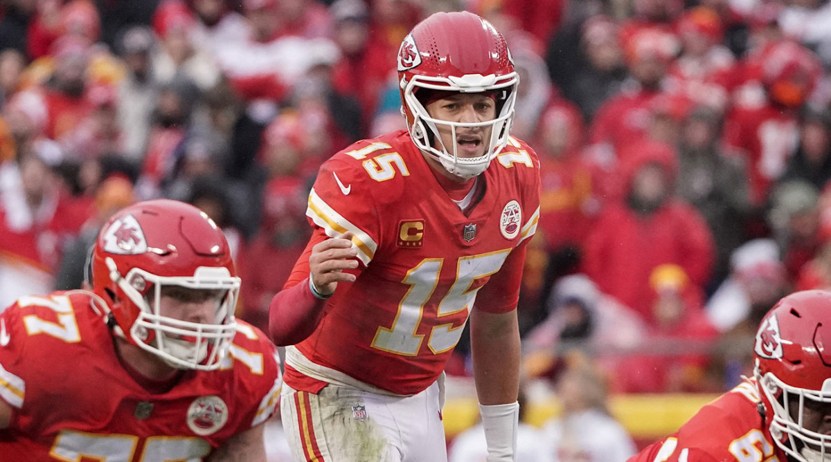 Patrick Mahomes motions before the snap in a 2022 game