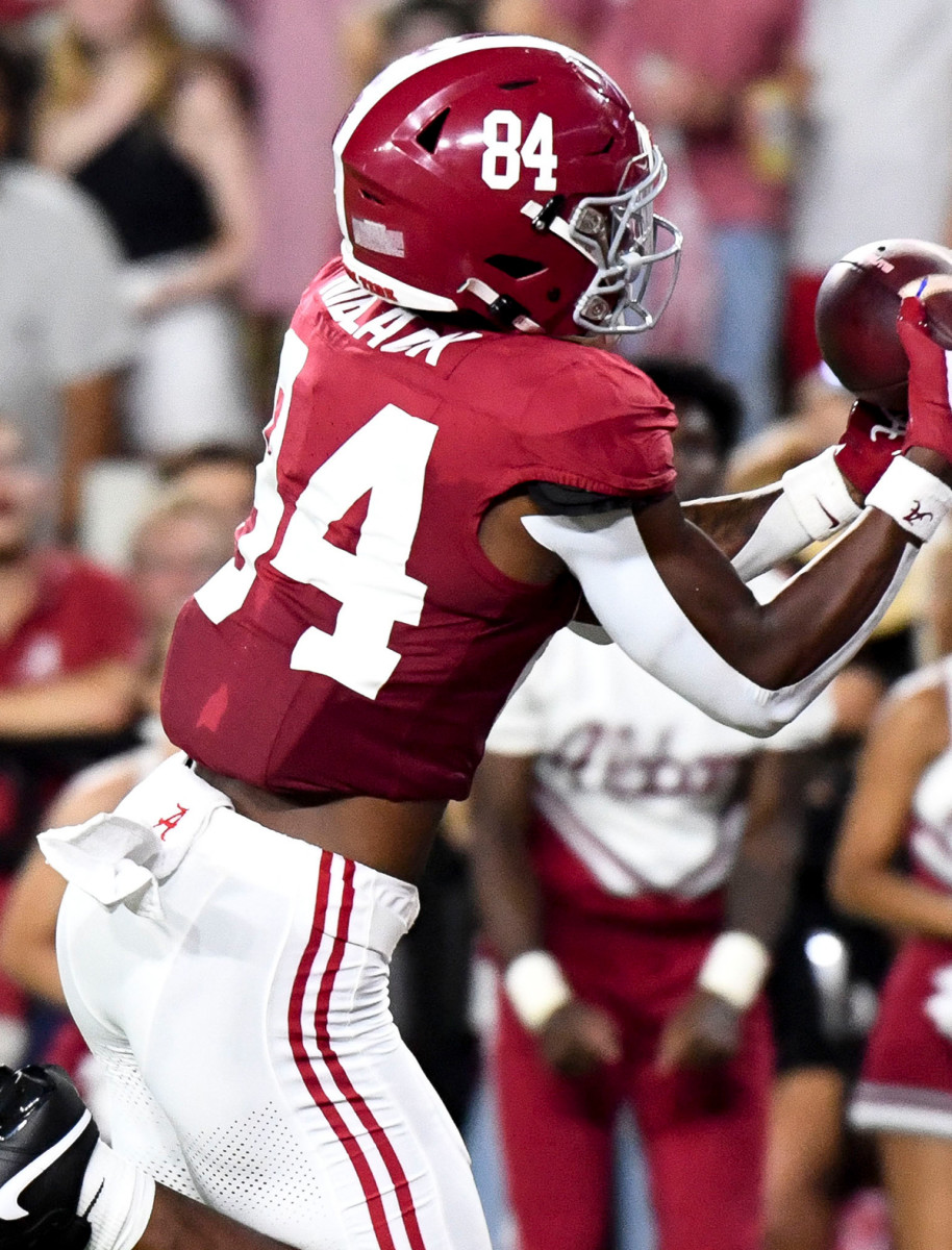 Alabama tight end Amari Niblack catches a pass vs. Middle Tennessee State.
