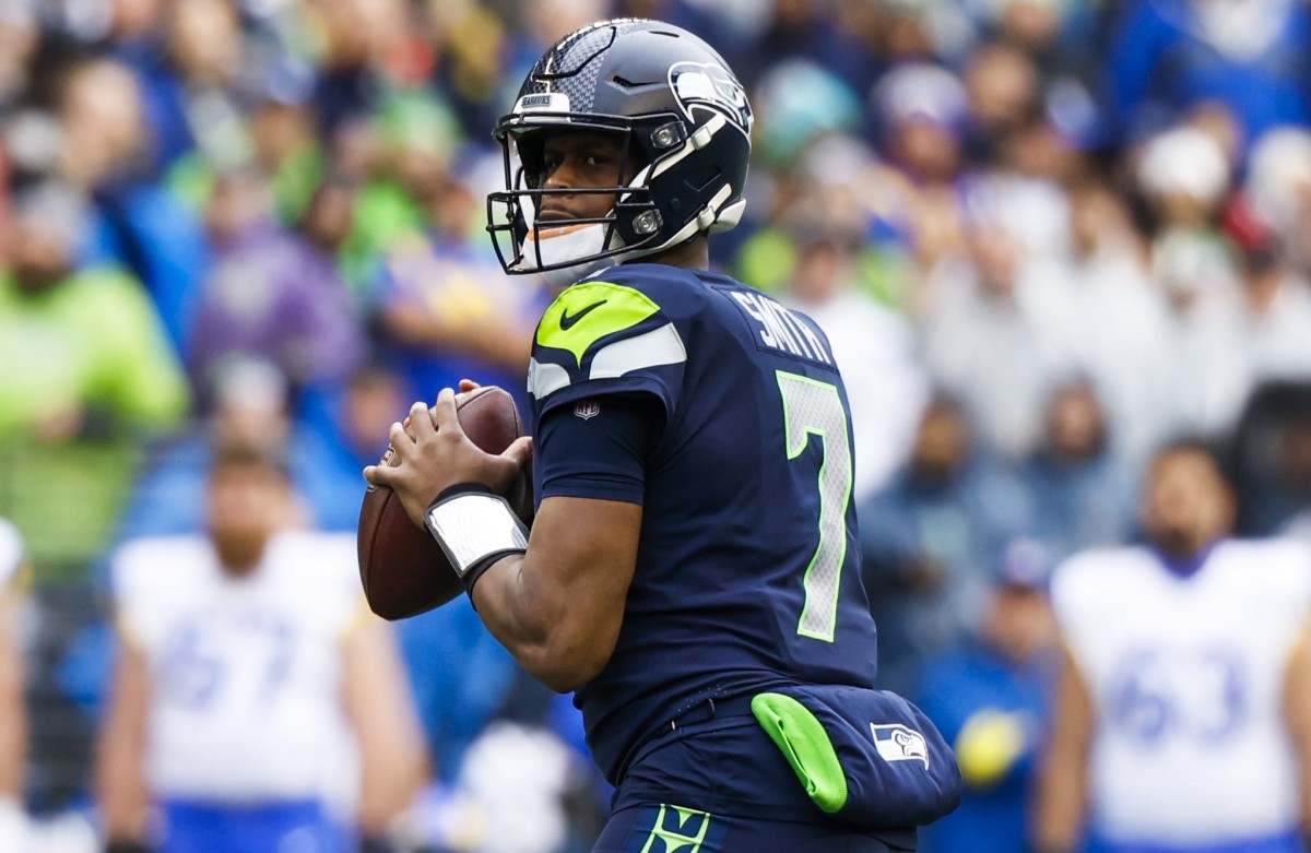 Seattle Seahawks quarterback Geno Smith (7) looks to pass against the Los Angeles Rams during the first quarter at Lumen Field.