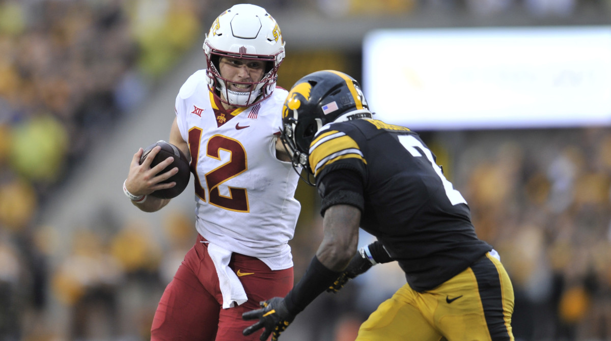 Iowa State quarterback Hunter Dekkers runs the ball against Iowa.