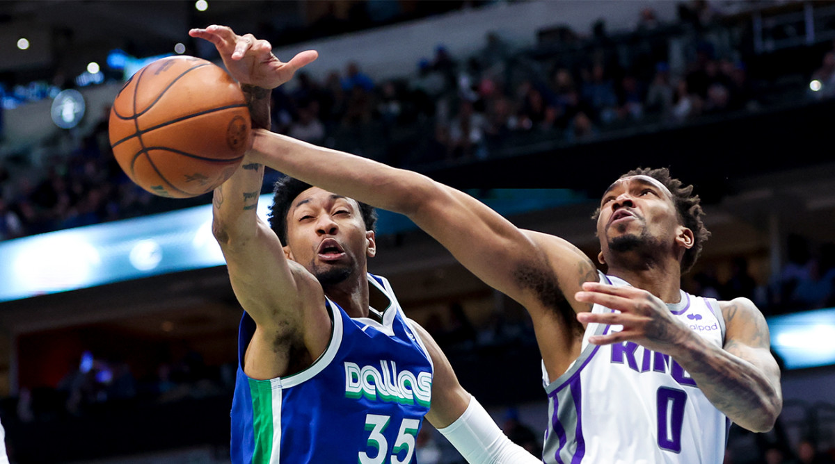 Christian Wood blocks Malik Monk’s shot in Mavericks vs. Kings game.