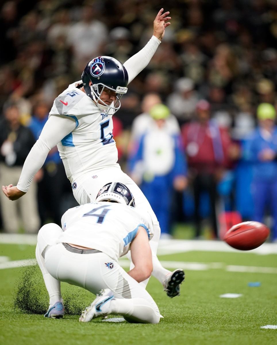 Tennessee Titans place kicker Nick Folk (6) kicks a field goal in the first quarter against the New Orleans Saints. 
