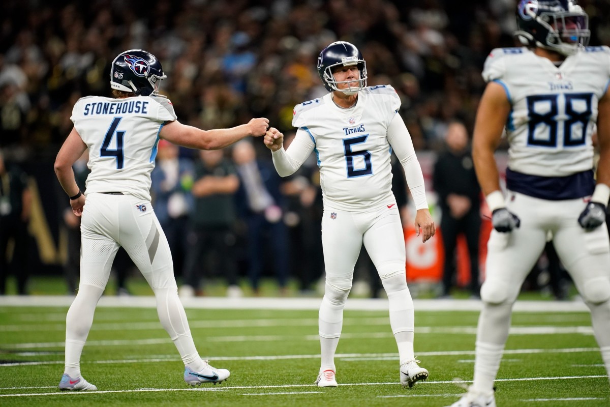 Tennessee Titans place kicker Nick Folk (6) is congratulated by teammate Ryan Stonehouse for his field goal in the first quarter against the New Orleans Saints.