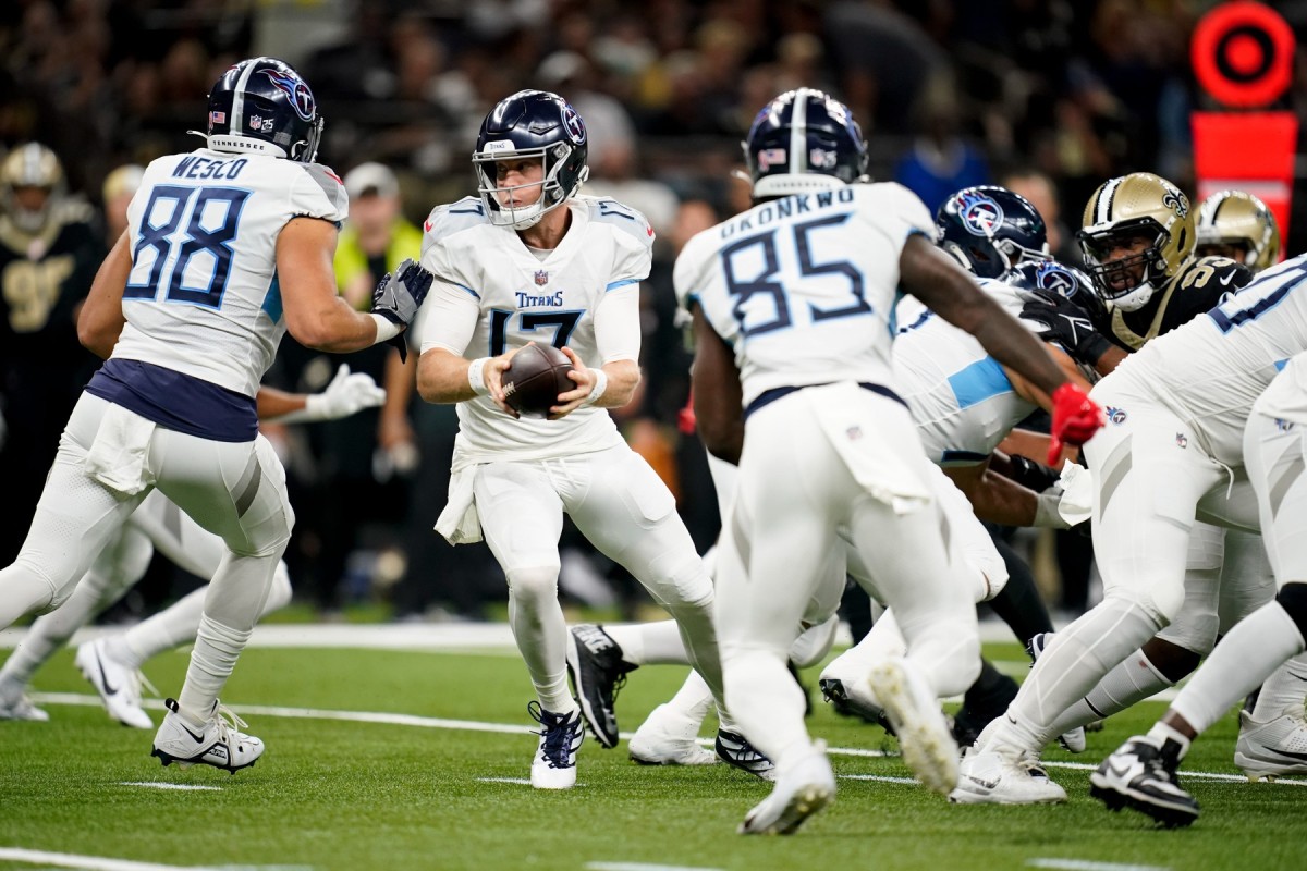 Tennessee Titans quarterback Ryan Tannehill (17) looks to hand off the ball in the first quarter against the New Orleans Saints at the Caesars Superdome.