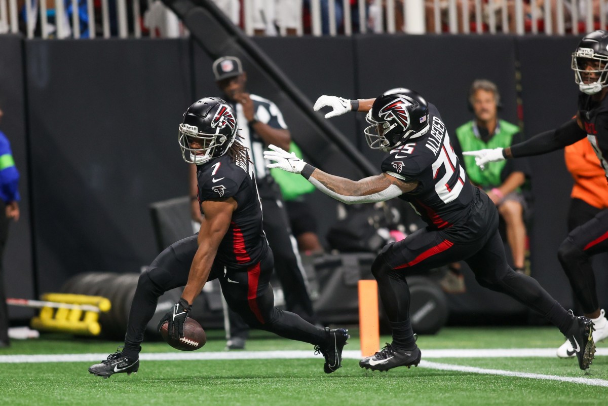 Falcons rookie running back Bijan Robison scores a touchdown against the Falcons in Week 1 of the NFL season.