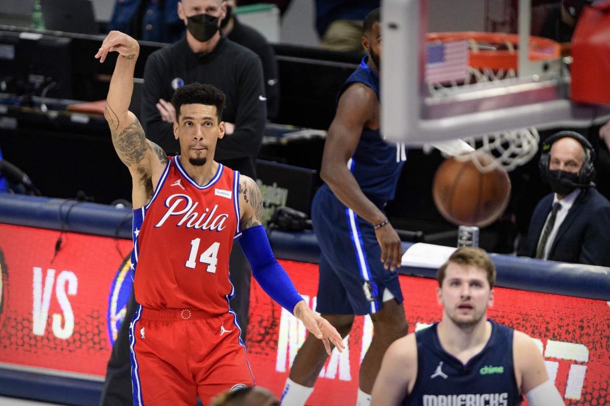 Danny Green knocks down a shot against the Mavericks during his first run with 76ers.