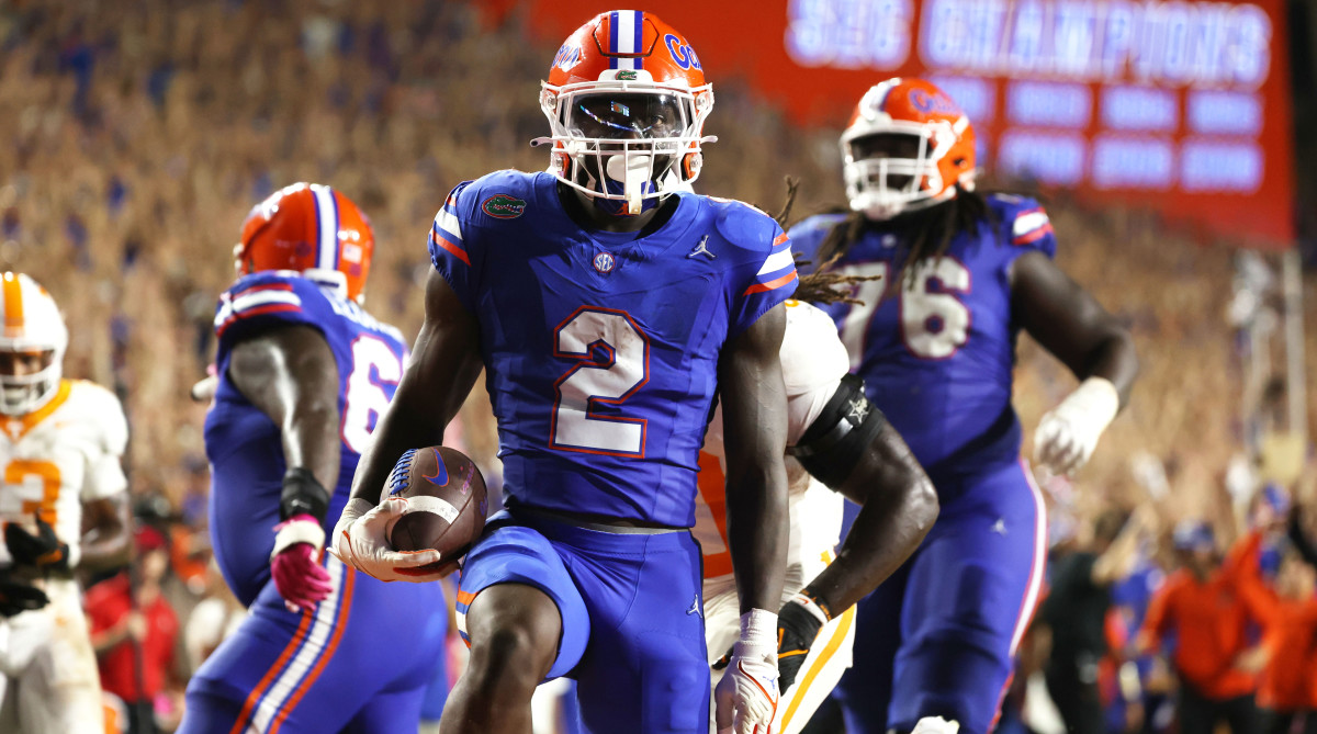 Florida Gators running back Montrell Johnson Jr. (2) runs the ball in for a touchdown against the Tennessee Volunteers .