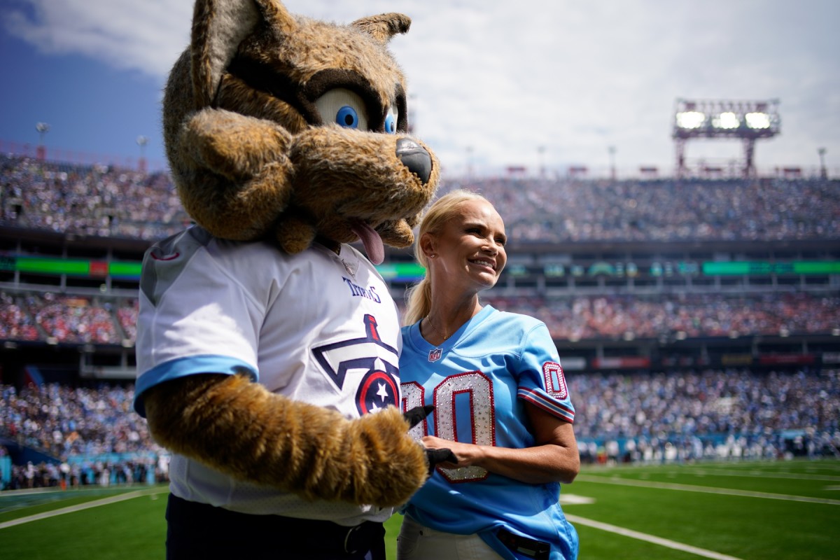 Kristen Chenoweth gets her photo taken with T-Rac after singing the National Anthem before the Tennessee Titans vs. Los Angeles Chargers game.