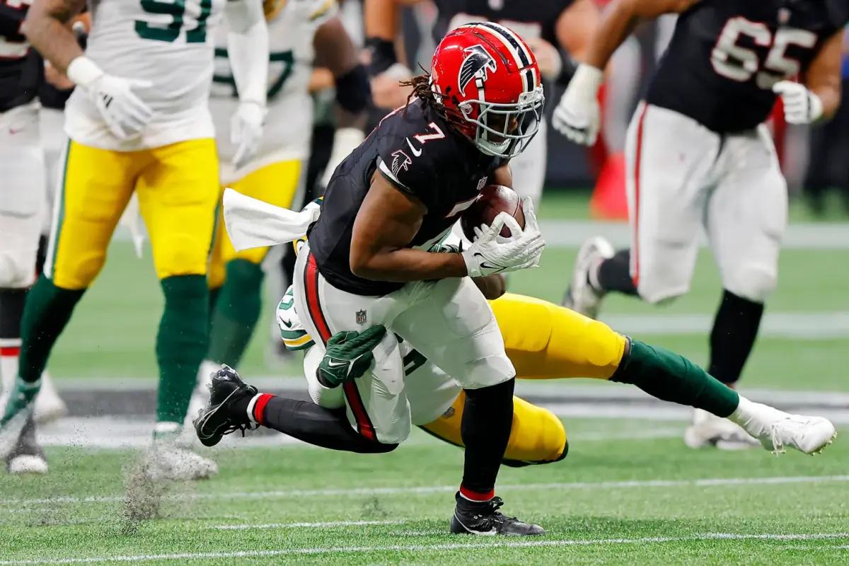 Atlanta Falcons running back Bijan Robinson tries to break a tackle against the Green Bay Packers.