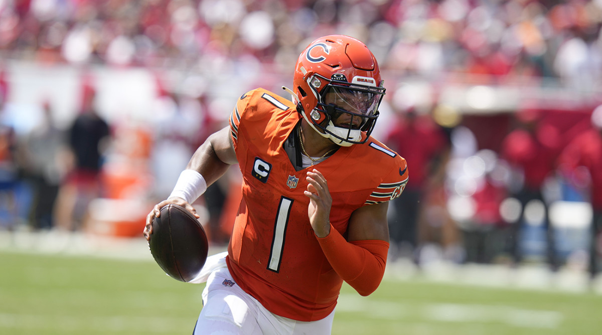 Bears quarterback Justin Fields runs the ball into the end zone for a touchdown.