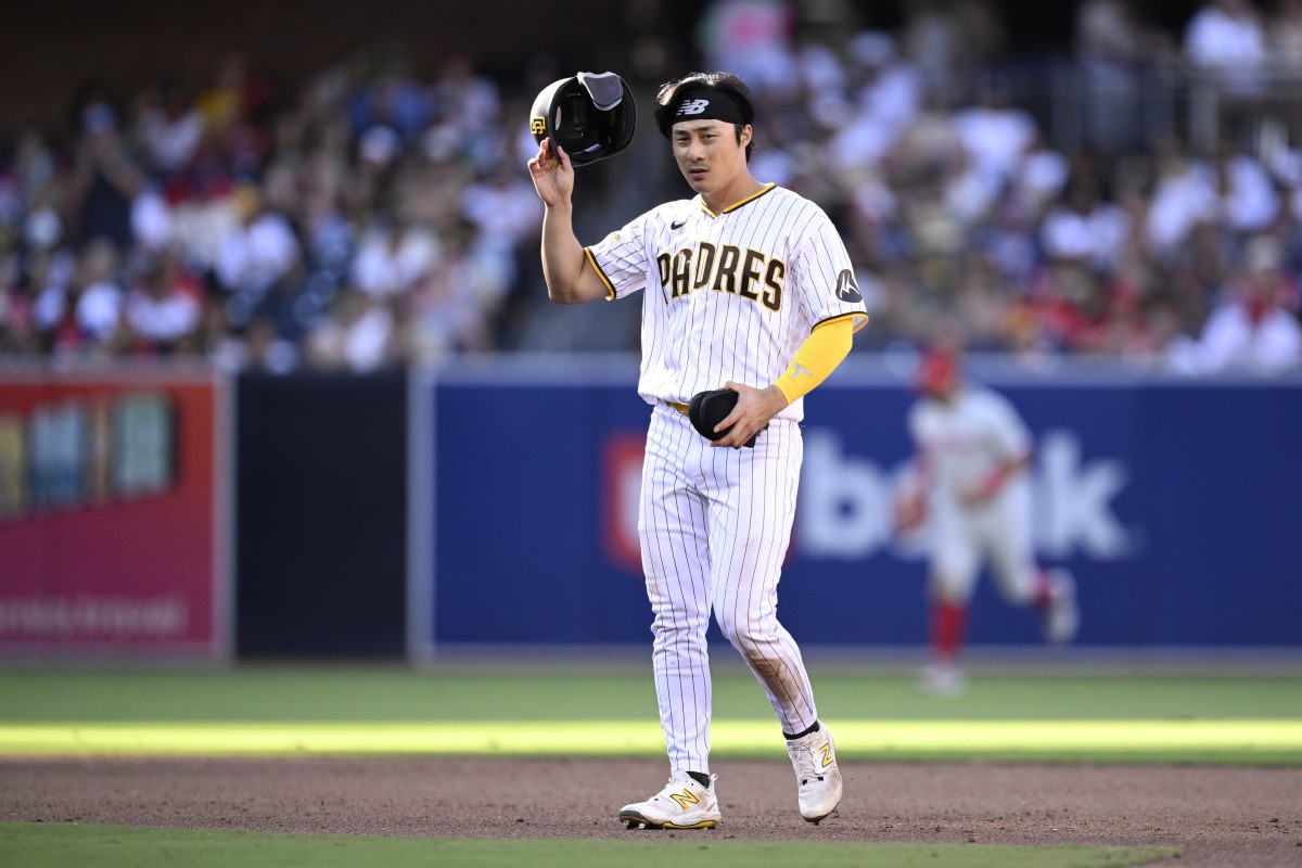 Padres' Kim Ha-seong suffers bruised knee after fouling off pitch
