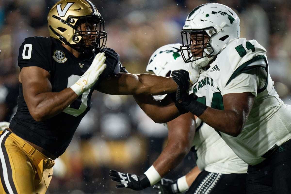 Vanderbilt Commodores defensive back Aeneas DiCosmo (0) battles Hawaii Warriors linebacker Jamih Otis (54) at FirstBank Stadium in Nashville, Tenn., Saturday night, Aug. 26, 2023.