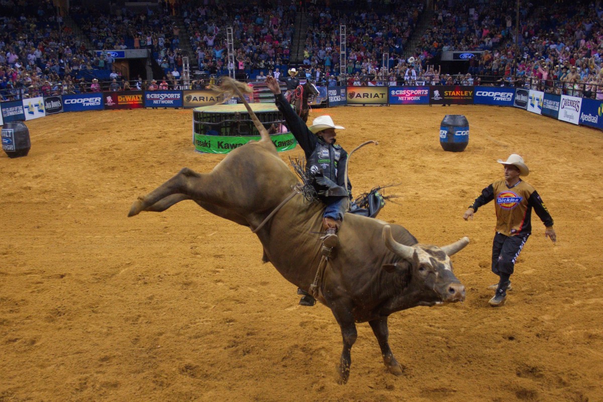 Mauney breaks Bushwacker’s record buck-off streak.