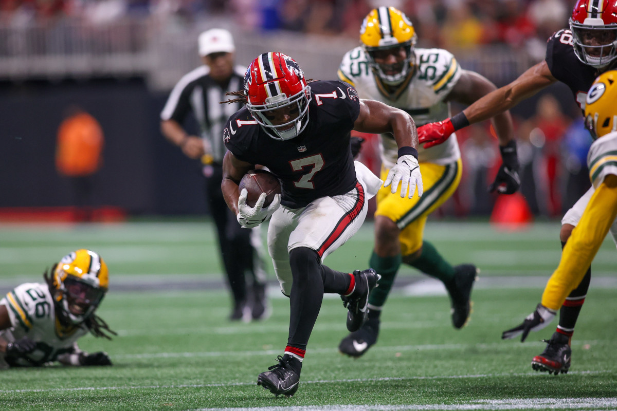 Atlanta Falcons rookie running back Bijan Robinson runs the ball against the Green Bay Packers.