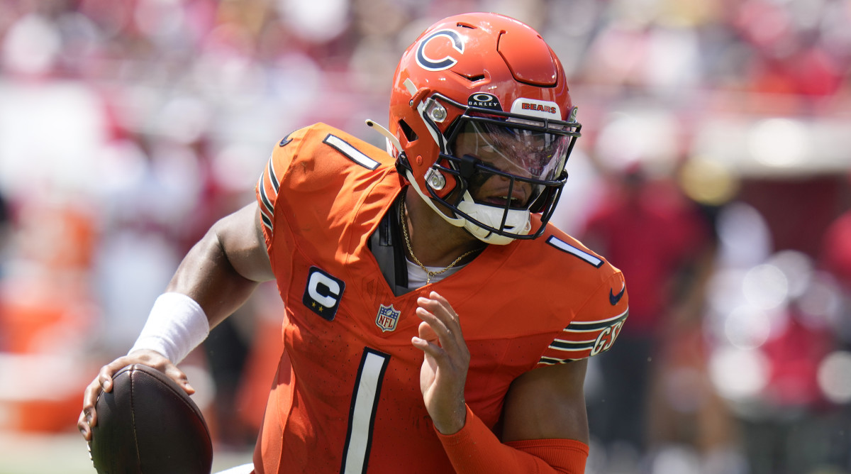 Bears quarterback Justin Fields runs the ball