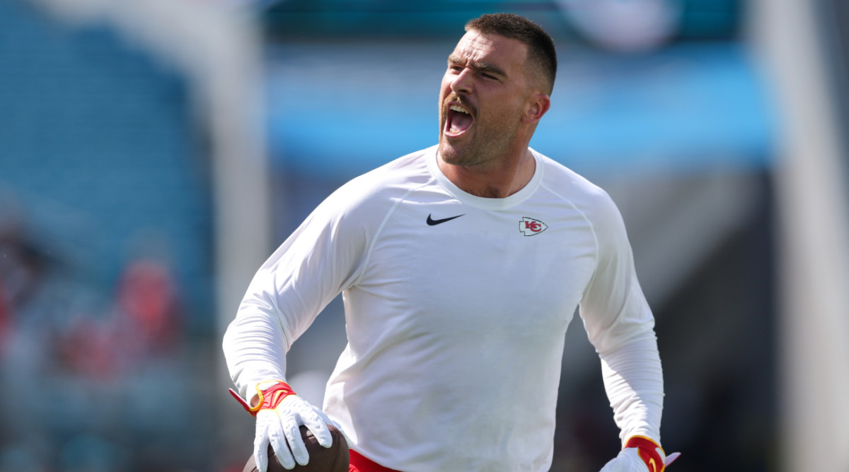 Travis Kelce shouts during warmups of the Chiefs’ game at the Jaguars.