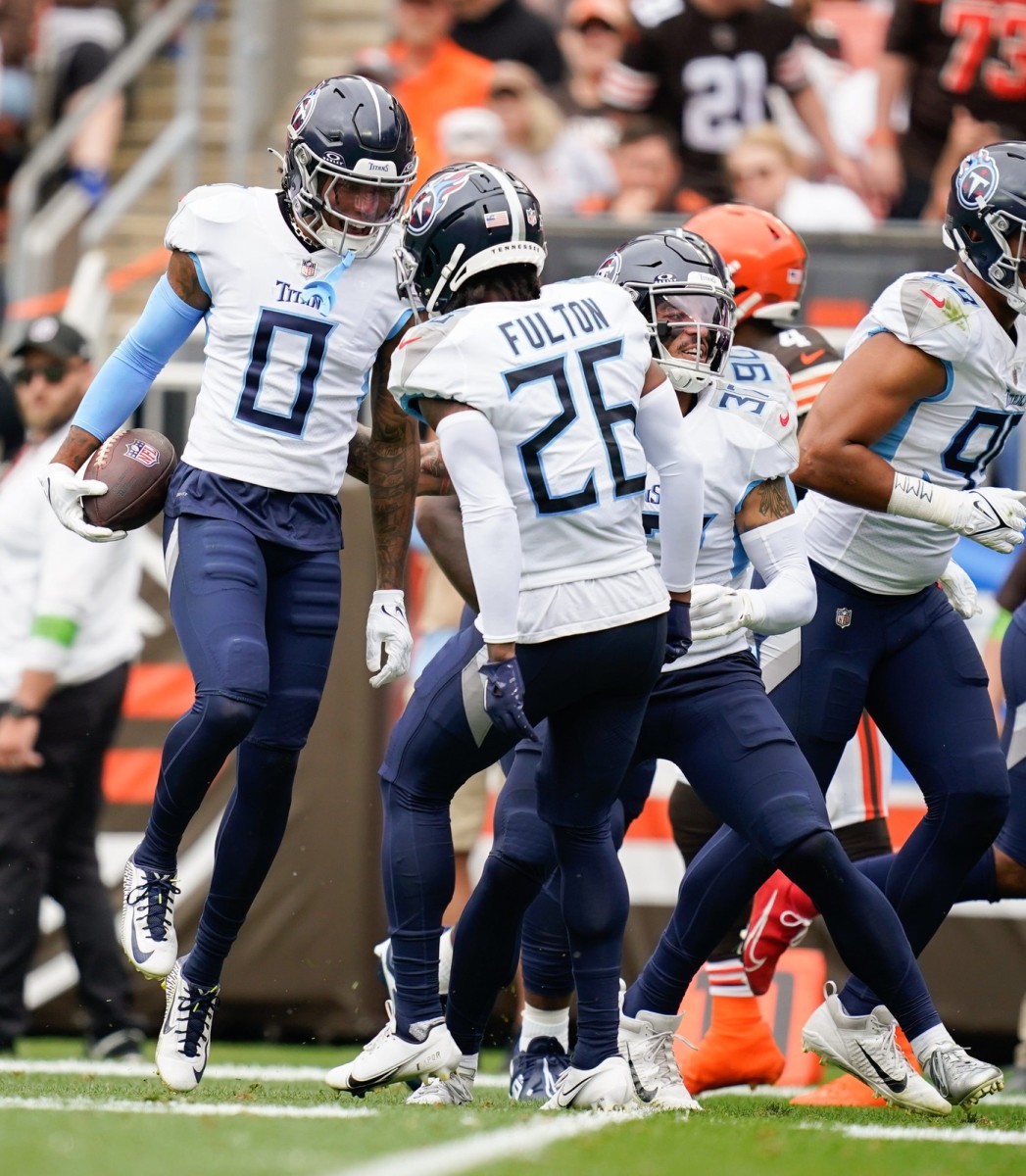 Tennessee Titans cornerback Sean Murphy-Bunting (0) recovers a Cleveland Browns fumble during the first quarter in Cleveland, Ohio.