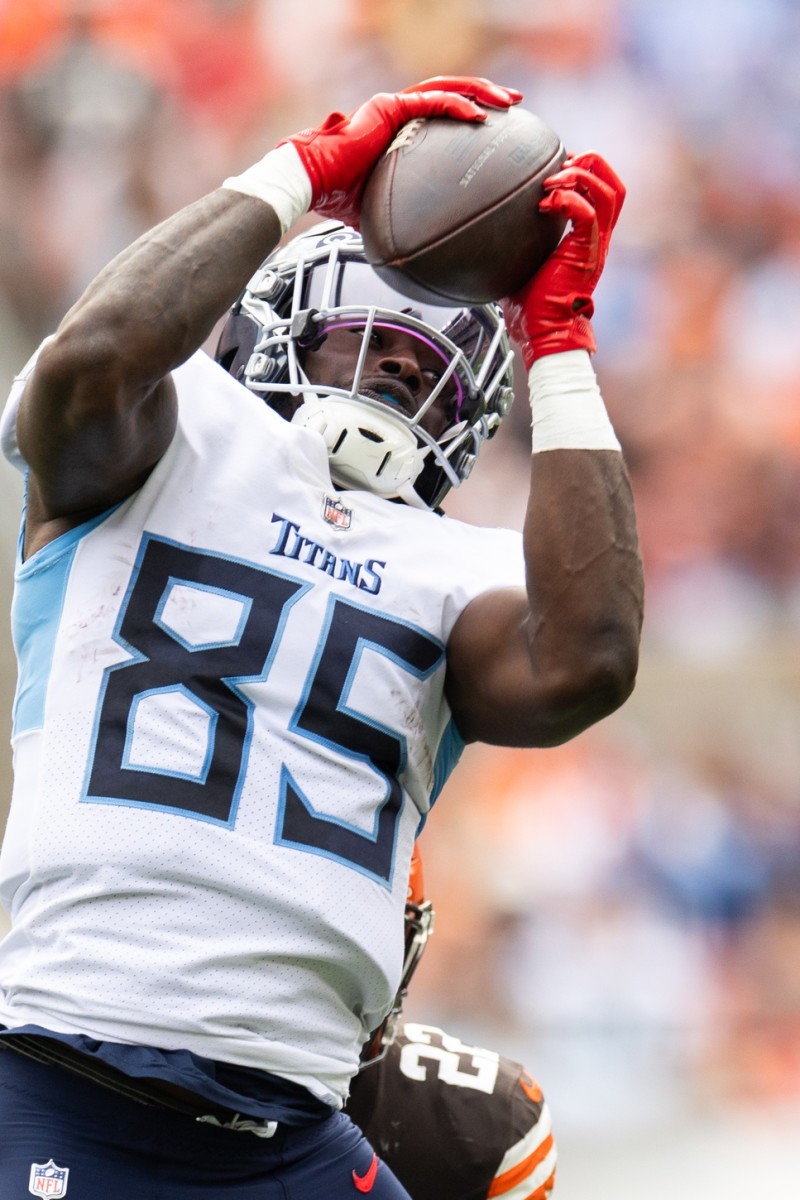 Titans tight end Chigoziem Okonkwo (85) makes a reception against the Cleveland Browns.  