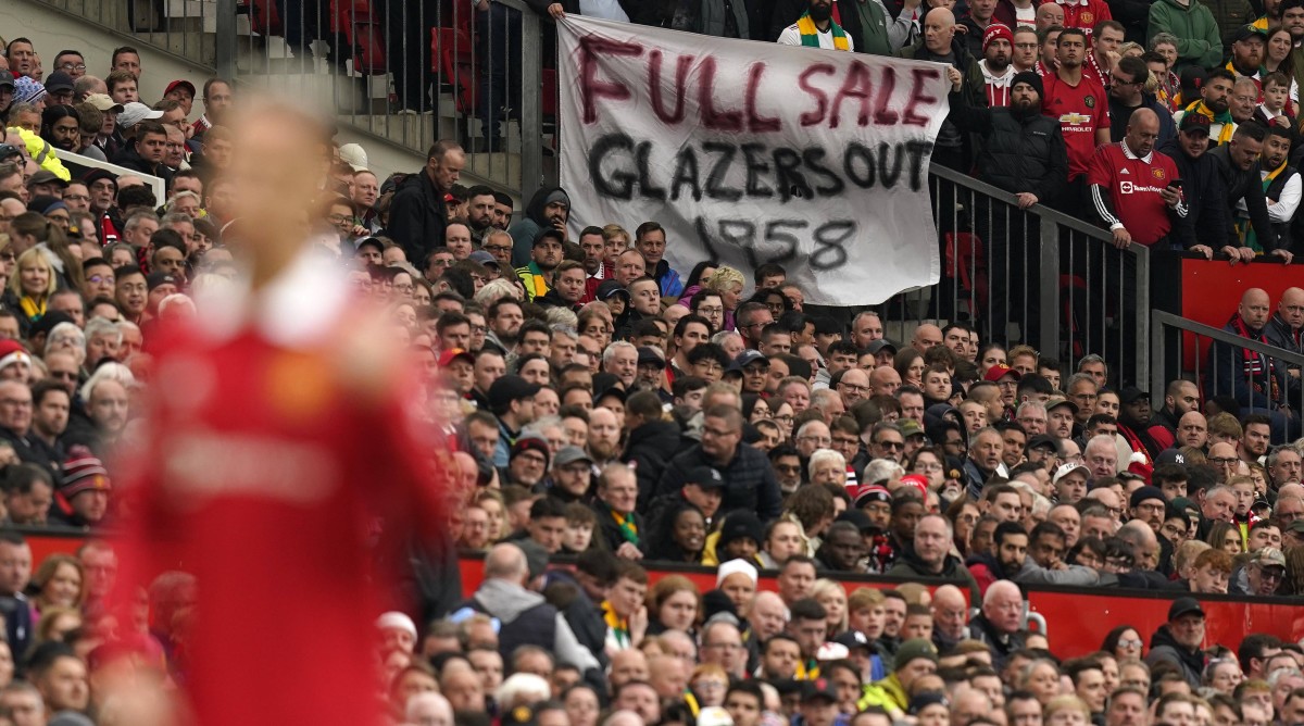 Man United fans protest the Glazer family.