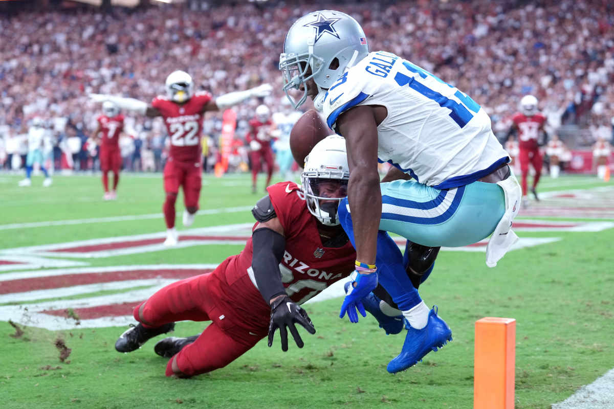Michael Gallup attempts to make a catch against the Arizona Cardinals.